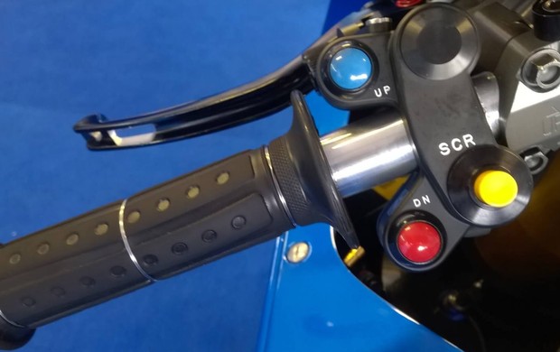 MotoGP - A Suzuki mostra seus botões de guidão, e explica para que servem...